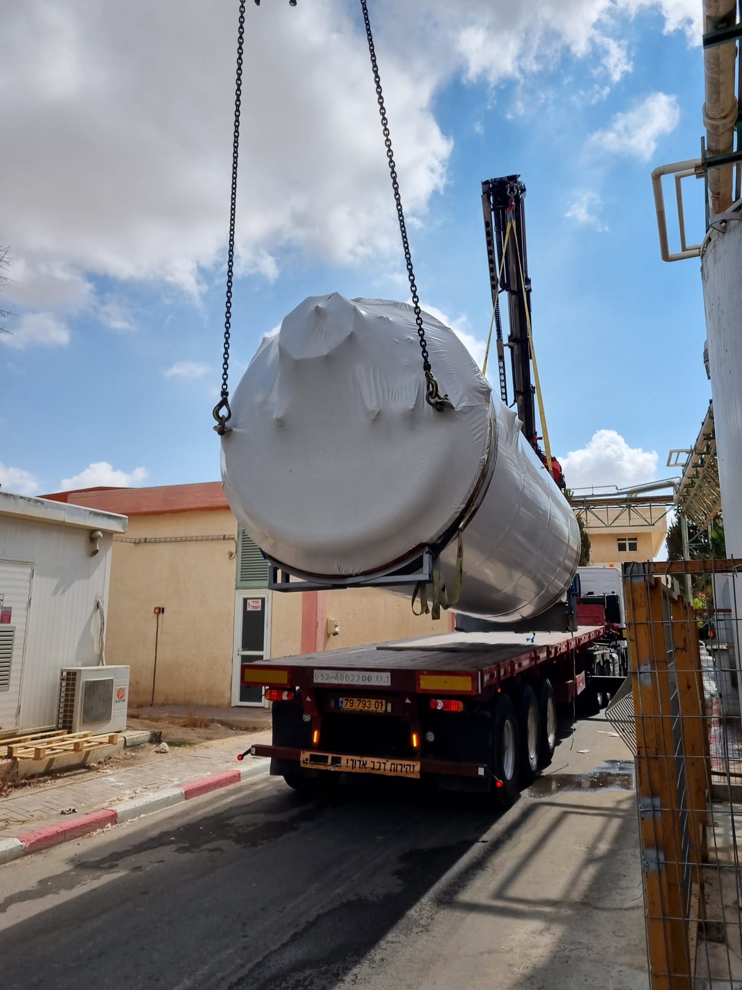תיעוד מפרויקט של און ליין אריזות ושינוע